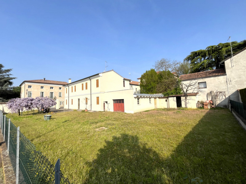 NOVENTA VICENTINA. Centro storico, affacciata su ottimo giardino antistante, signorile casa tipic...