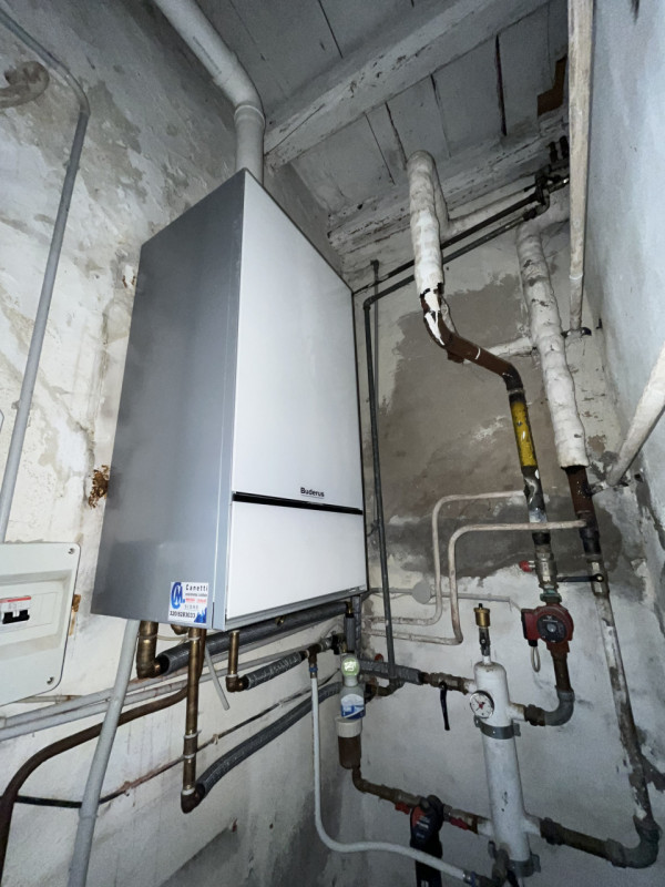 NOVENTA VICENTINA. Centro storico, affacciata su ottimo giardino antistante, signorile casa tipic...