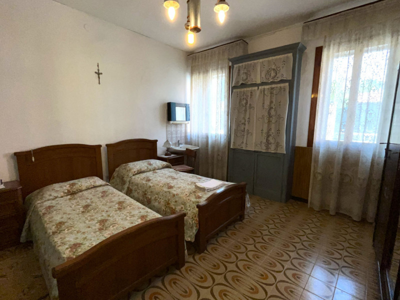 NOVENTA VICENTINA. Centro storico, affacciata su ottimo giardino antistante, signorile casa tipic...