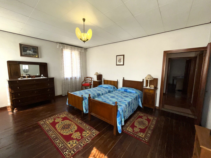 NOVENTA VICENTINA. Centro storico, affacciata su ottimo giardino antistante, signorile casa tipic...