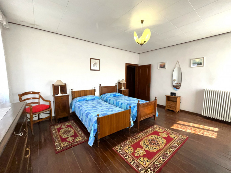 NOVENTA VICENTINA. Centro storico, affacciata su ottimo giardino antistante, signorile casa tipic...