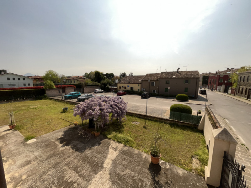 NOVENTA VICENTINA. Centro storico, affacciata su ottimo giardino antistante, signorile casa tipic...