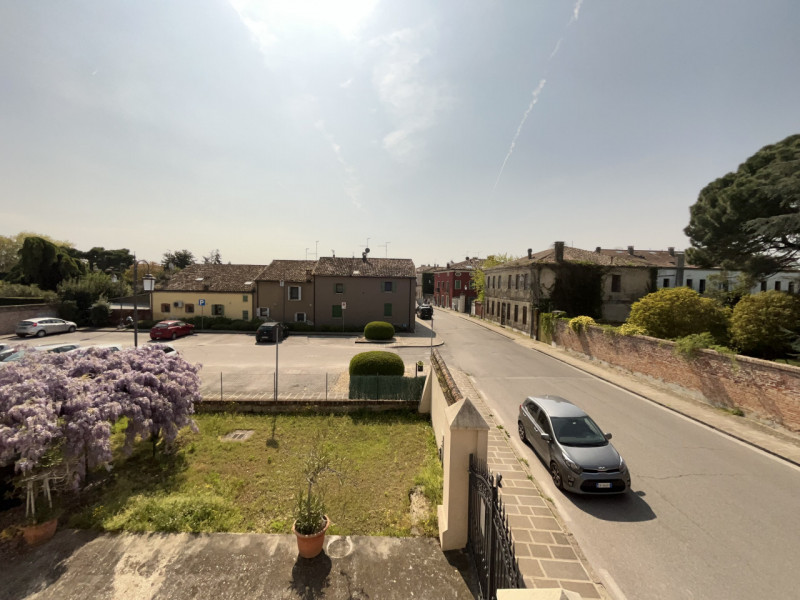 NOVENTA VICENTINA. Centro storico, affacciata su ottimo giardino antistante, signorile casa tipic...