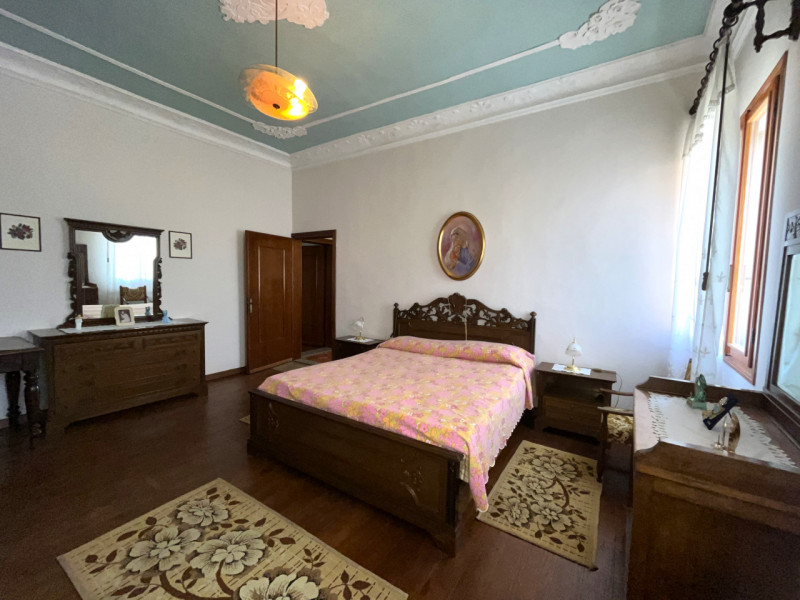 NOVENTA VICENTINA. Centro storico, affacciata su ottimo giardino antistante, signorile casa tipic...