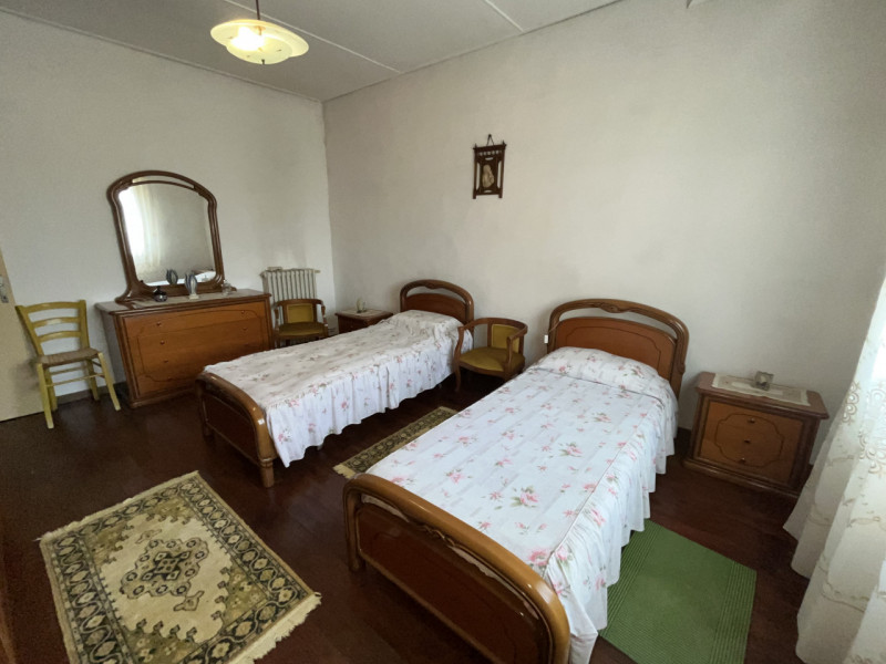 NOVENTA VICENTINA. Centro storico, affacciata su ottimo giardino antistante, signorile casa tipic...