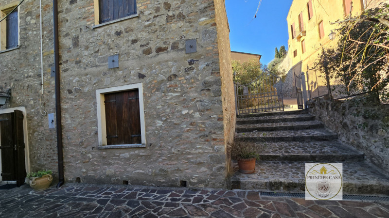 Rif. RU58 - Proponiamo in vendita porzione indipendente di rustico risalente all'epoca medievale ...