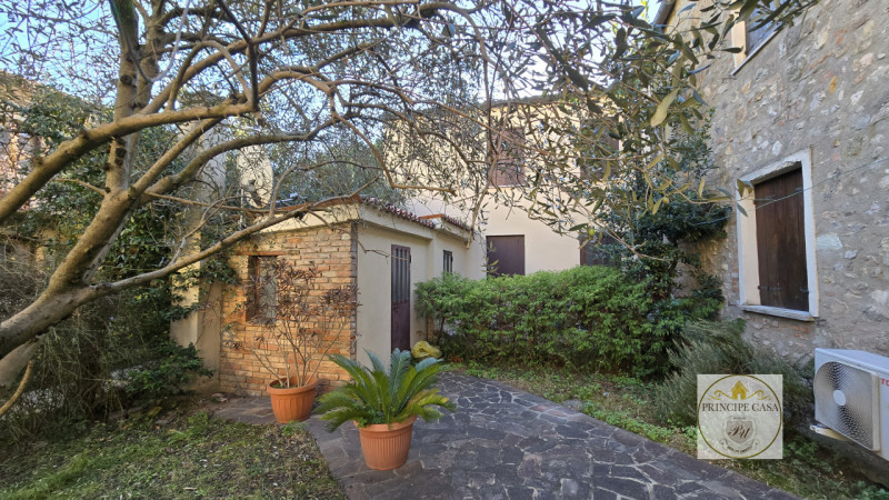 Rif. RU58 - Proponiamo in vendita porzione indipendente di rustico risalente all'epoca medievale ...