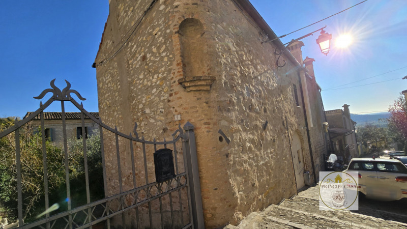 Rif. RU58 - Proponiamo in vendita porzione indipendente di rustico risalente all'epoca medievale ...