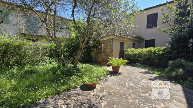 Rif. RU58 - Proponiamo in vendita porzione indipendente di rustico risalente all'epoca medievale ...