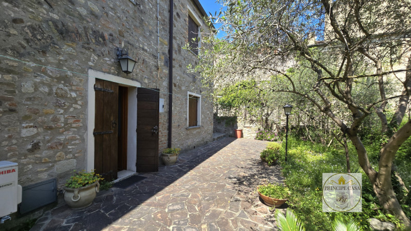 Rif. RU58 - Proponiamo in vendita porzione indipendente di rustico risalente all'epoca medievale ...