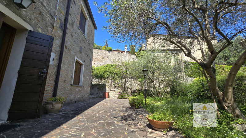 Rif. RU58 - Proponiamo in vendita porzione indipendente di rustico risalente all'epoca medievale ...