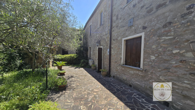 Rif. RU58 - Proponiamo in vendita porzione indipendente di rustico risalente all'epoca medievale ...