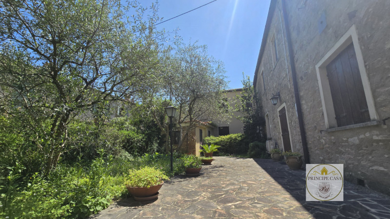 Rif. RU58 - Proponiamo in vendita porzione indipendente di rustico risalente all'epoca medievale ...