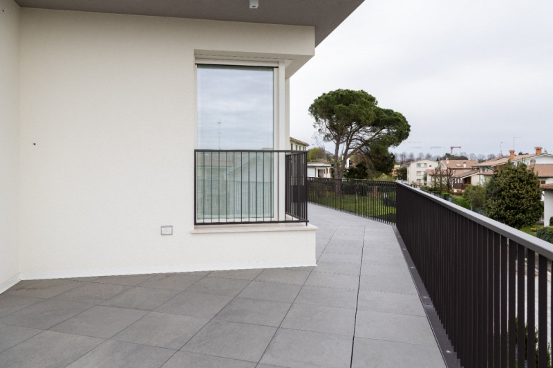 (Per INFO Roberto 3453195338) Scopri l'eleganza e il comfort di questo nuovo attico esclusivo sit...