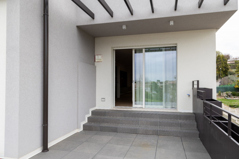 (Per INFO Roberto 3453195338) Scopri l'eleganza e il comfort di questo nuovo attico esclusivo sit...