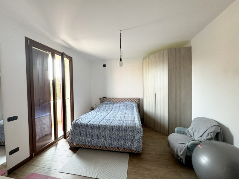 COMPOSIZIONE:
Porzione di bifamiliare con curato giardino e bellissima piscina; l'abitazione pres...