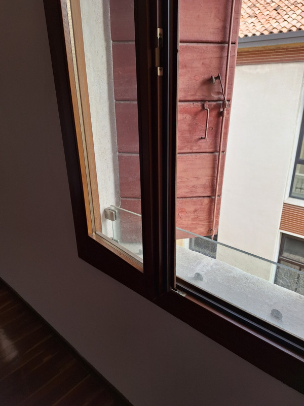 Centro Storico zona Savonarola ampio appartamento piano secondo da ARREDARE così composto: ingres...