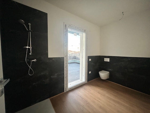 L'Agenzia IRIS di Castelfranco propone in vendita appartamento al primo piano con grande terrazzo...