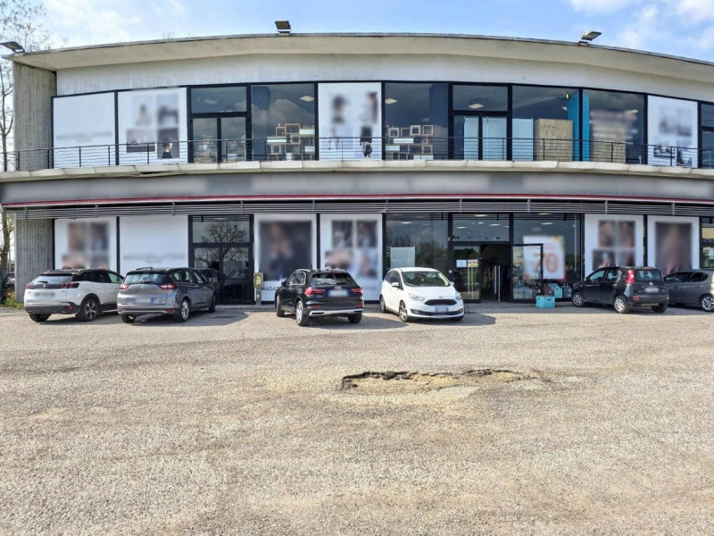 Quest’immobile viene venduto tramite asta online.

Locale commerciale su due piani con magazzino ...