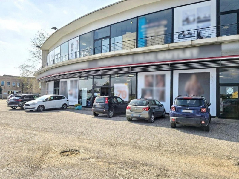 Quest’immobile viene venduto tramite asta online.

Locale commerciale su due piani con magazzino ...