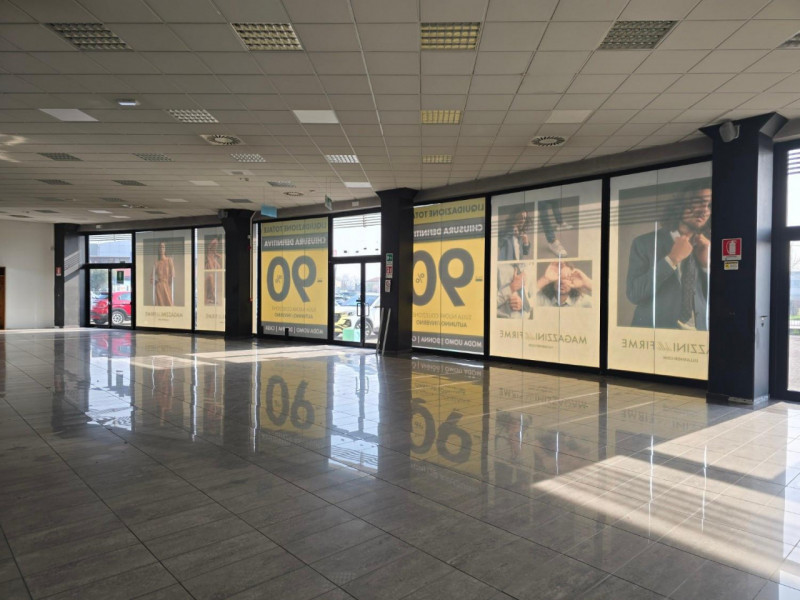 Quest’immobile viene venduto tramite asta online.

Locale commerciale su due piani con magazzino ...