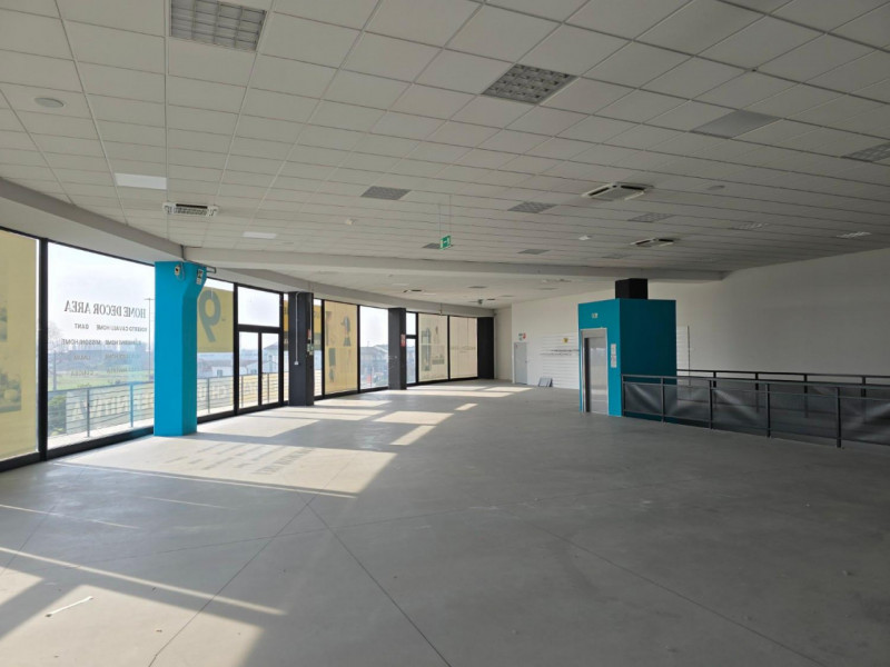 Quest’immobile viene venduto tramite asta online.

Locale commerciale su due piani con magazzino ...