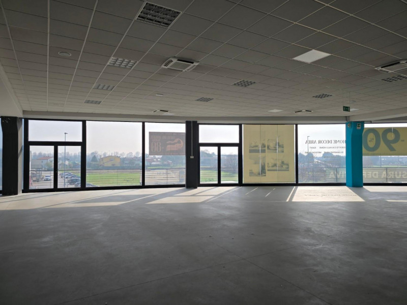 Quest’immobile viene venduto tramite asta online.

Locale commerciale su due piani con magazzino ...