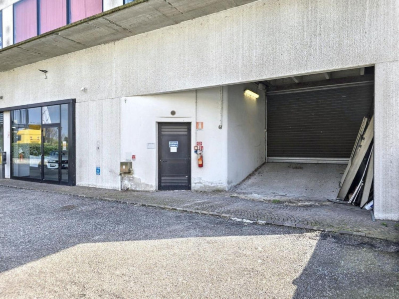 Quest’immobile viene venduto tramite asta online.

Locale commerciale su due piani con magazzino ...