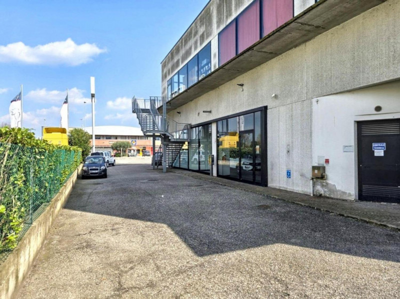 Quest’immobile viene venduto tramite asta online.

Locale commerciale su due piani con magazzino ...