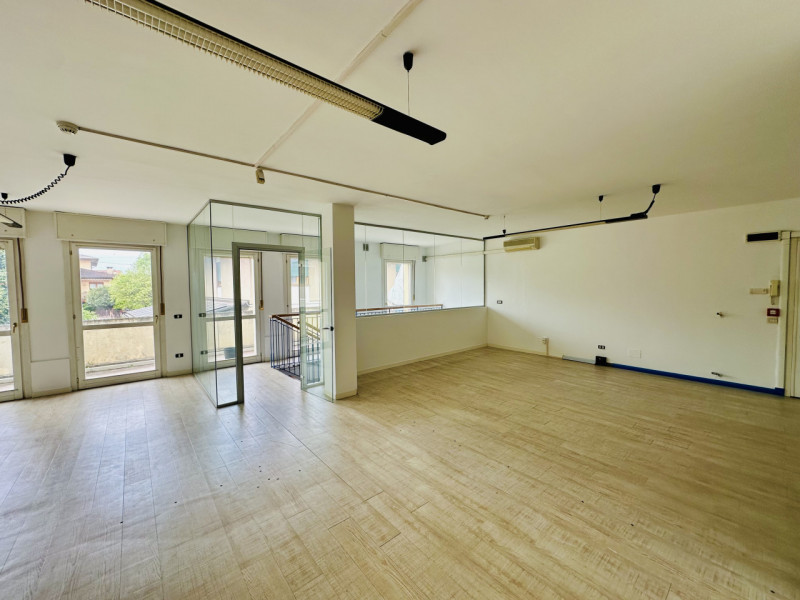 SANDRIGO: UFFICIO: limitrofo al centro ed in posizione strategica fronte strada ad alta intensità...