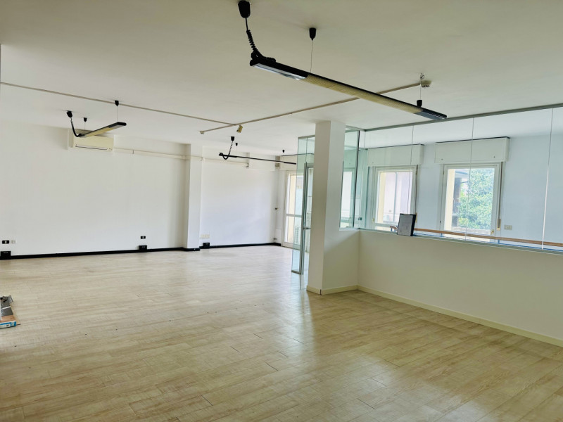 SANDRIGO: UFFICIO: limitrofo al centro ed in posizione strategica fronte strada ad alta intensità...