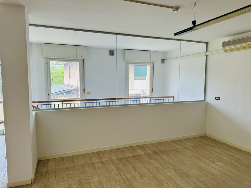 SANDRIGO: UFFICIO: limitrofo al centro ed in posizione strategica fronte strada ad alta intensità...