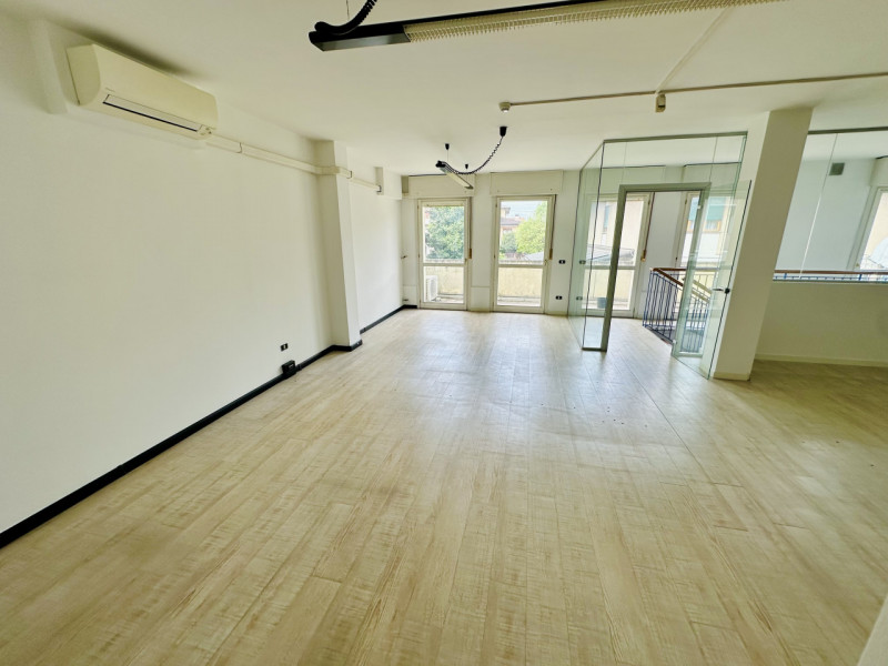 SANDRIGO: UFFICIO: limitrofo al centro ed in posizione strategica fronte strada ad alta intensità...