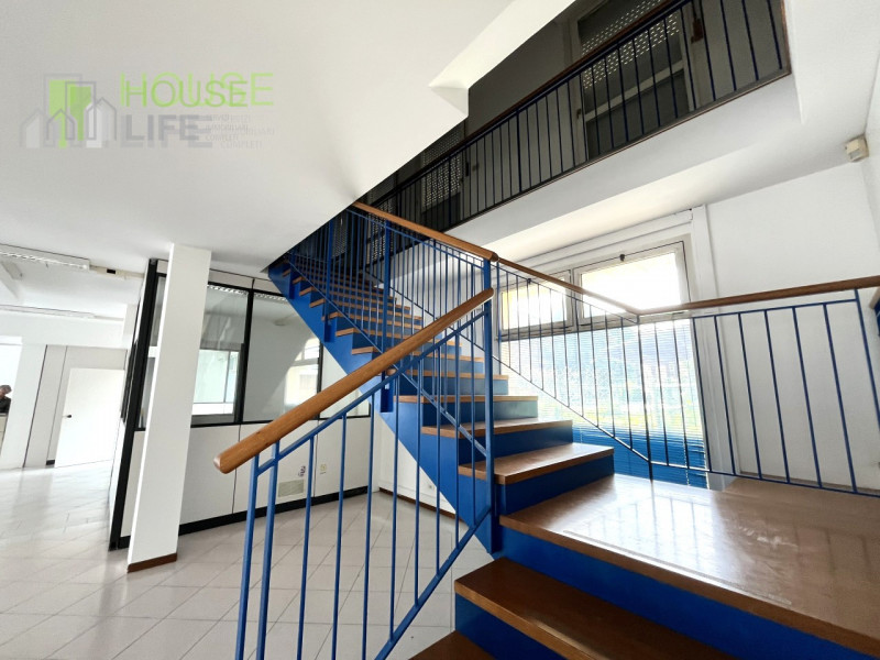 SANDRIGO: UFFICIO: limitrofo al centro ed in posizione strategica fronte strada ad alta intensità...