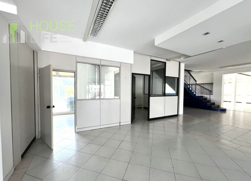 SANDRIGO – LOCALE COMMERCIALE: limitrofo al centro e in posizione strategica fronte strada ad alt...