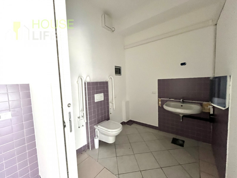 SANDRIGO – LOCALE COMMERCIALE: limitrofo al centro e in posizione strategica fronte strada ad alt...