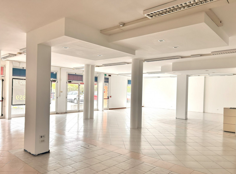 SANDRIGO – LOCALE COMMERCIALE: limitrofo al centro e in posizione strategica fronte strada ad alt...
