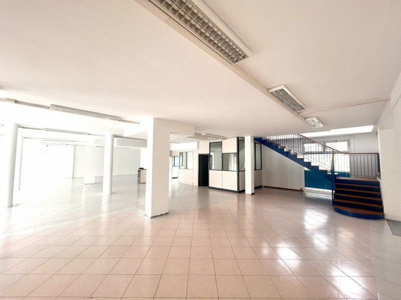 SANDRIGO – LOCALE COMMERCIALE: limitrofo al centro e in posizione strategica fronte strada ad alt...