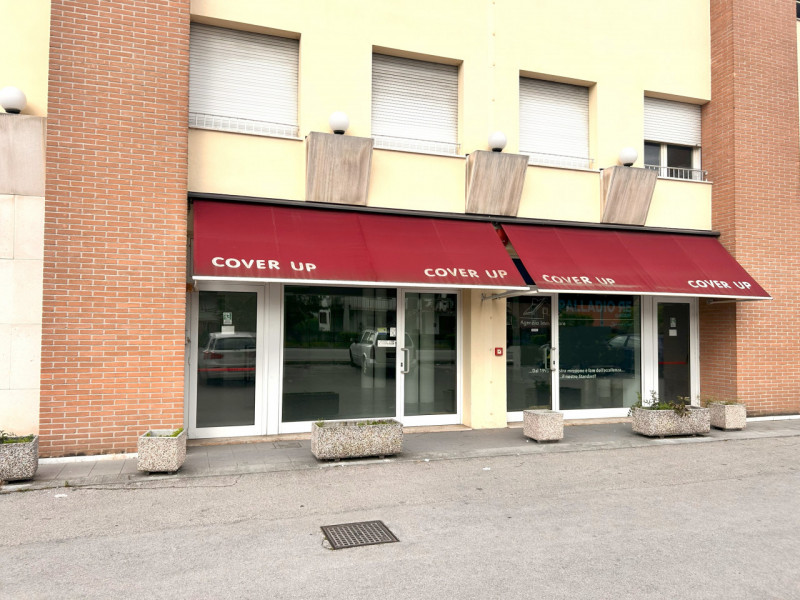 SANDRIGO – LOCALE COMMERCIALE: limitrofo al centro e in posizione strategica fronte strada ad alt...