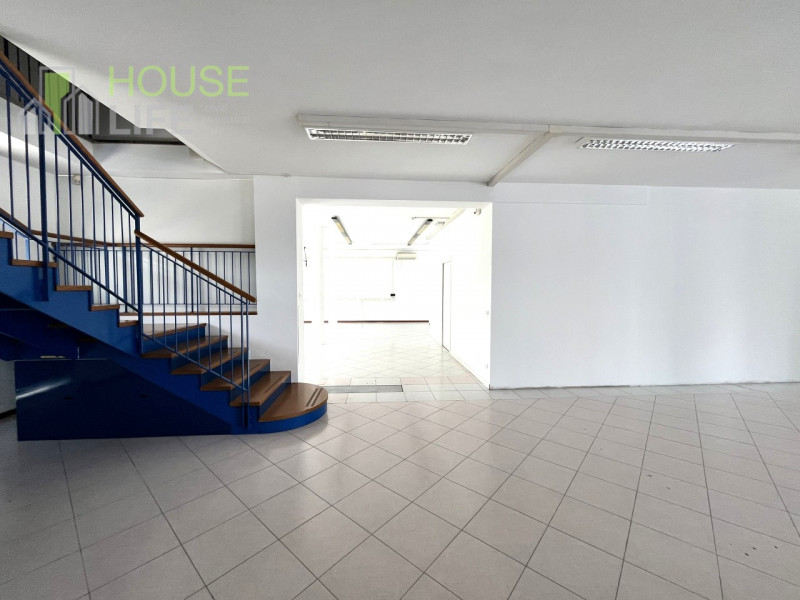 SANDRIGO – LOCALE COMMERCIALE: limitrofo al centro e in posizione strategica fronte strada ad alt...