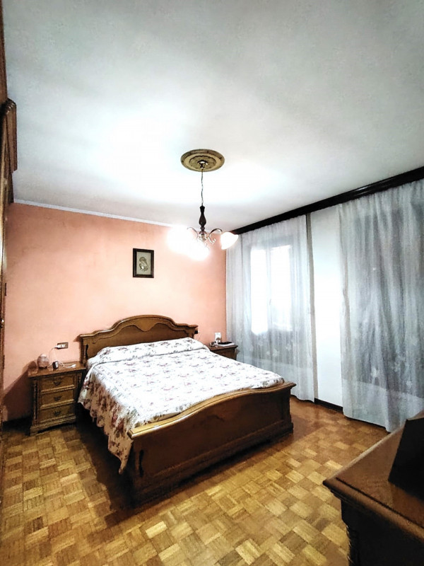 Scopri questa meravigliosa bifamiliare situata in centro della tranquilla zona di Cà Rainati. Que...