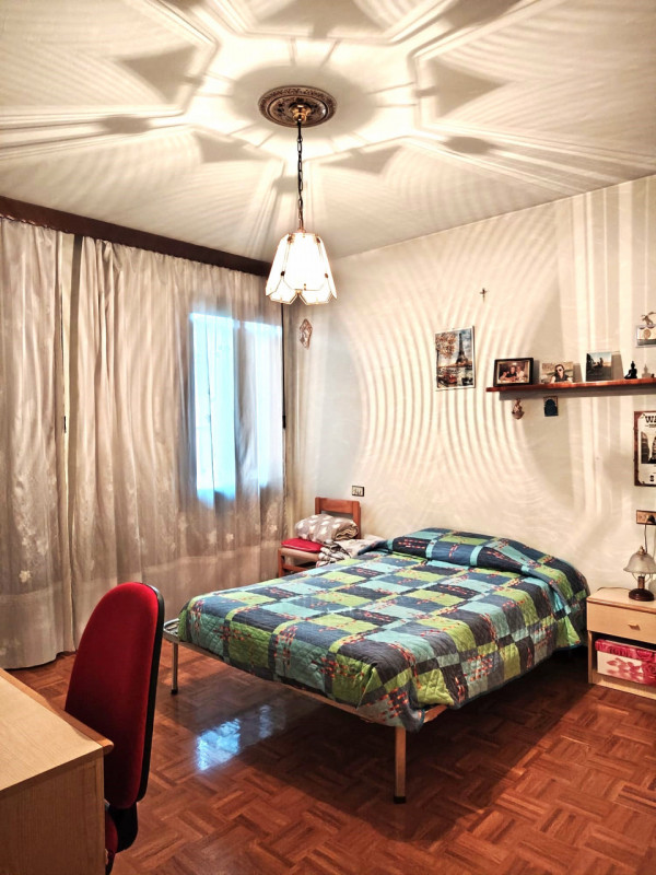 Scopri questa meravigliosa bifamiliare situata in centro della tranquilla zona di Cà Rainati. Que...