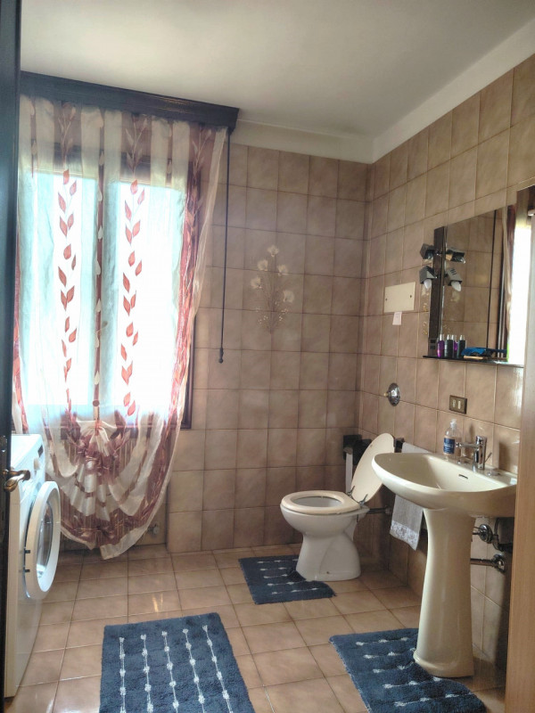 Scopri questa meravigliosa bifamiliare situata in centro della tranquilla zona di Cà Rainati. Que...