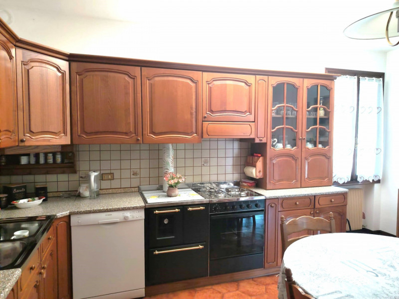 Scopri questa meravigliosa bifamiliare situata in centro della tranquilla zona di Cà Rainati. Que...