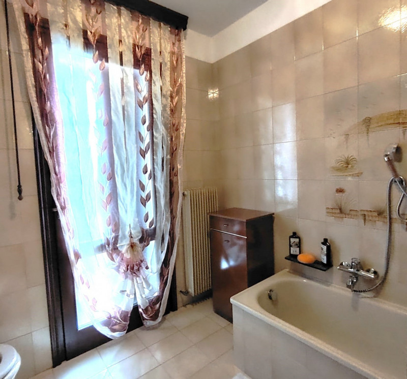 Scopri questa meravigliosa bifamiliare situata in centro della tranquilla zona di Cà Rainati. Que...