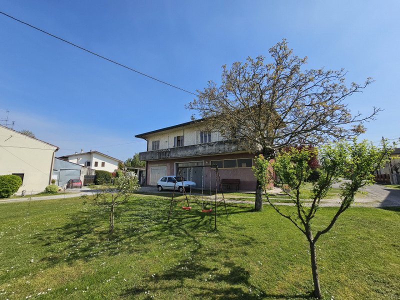 Proponiamo in vendita a Casale di Scodosia, appartamento posto al piano primo, con garage esclusi...