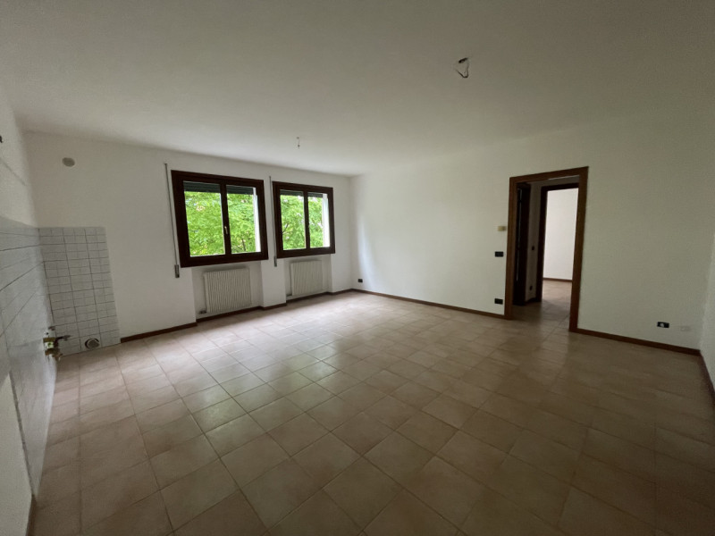 Proponiamo in vendita un luminoso appartamento trilocale di circa 83 mq, situato a Sarmego (Grumo...