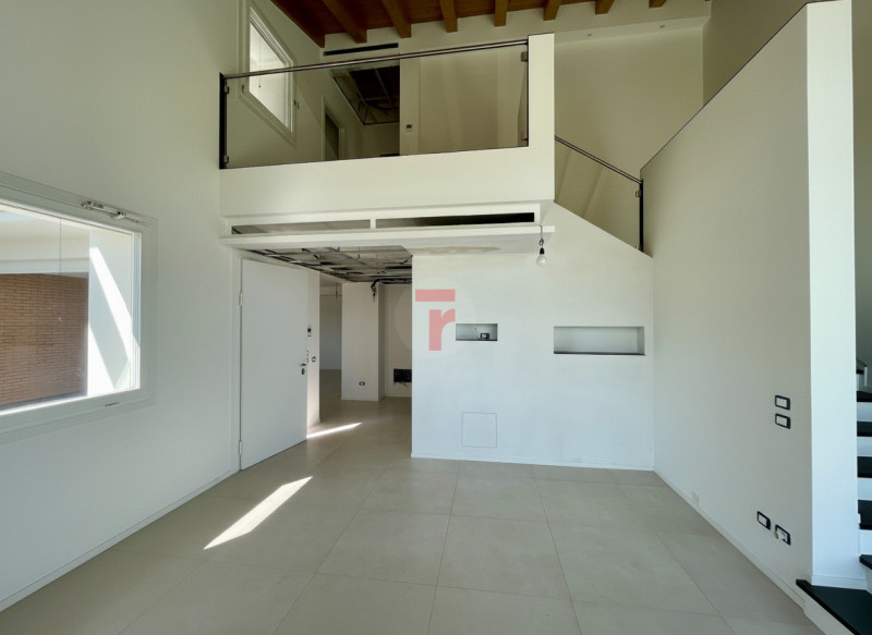 Questa esclusiva bifamiliare rappresenta la perfetta sintesi tra design contemporaneo, tecnologia...