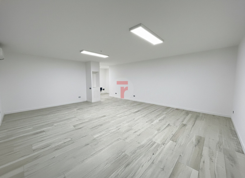 Questa esclusiva bifamiliare rappresenta la perfetta sintesi tra design contemporaneo, tecnologia...