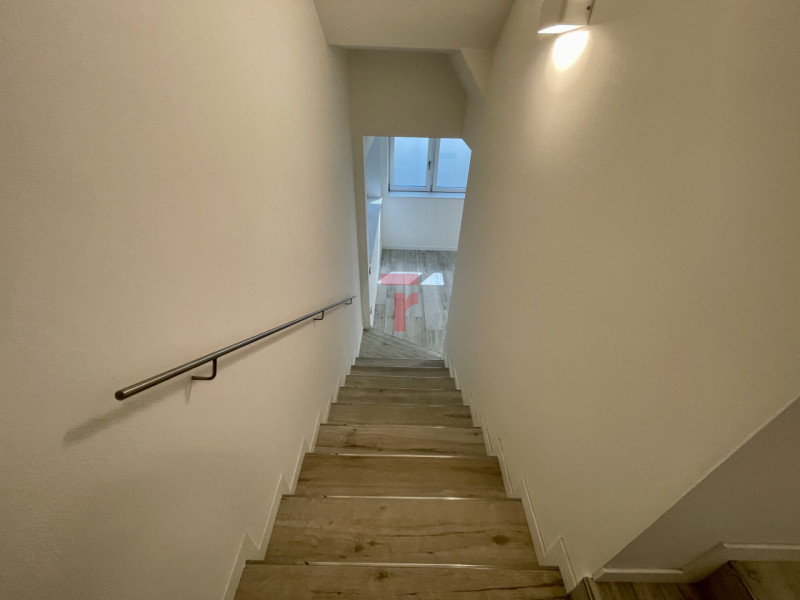 Questa esclusiva bifamiliare rappresenta la perfetta sintesi tra design contemporaneo, tecnologia...